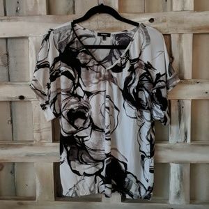 Express white and black abstract flowere loose tee